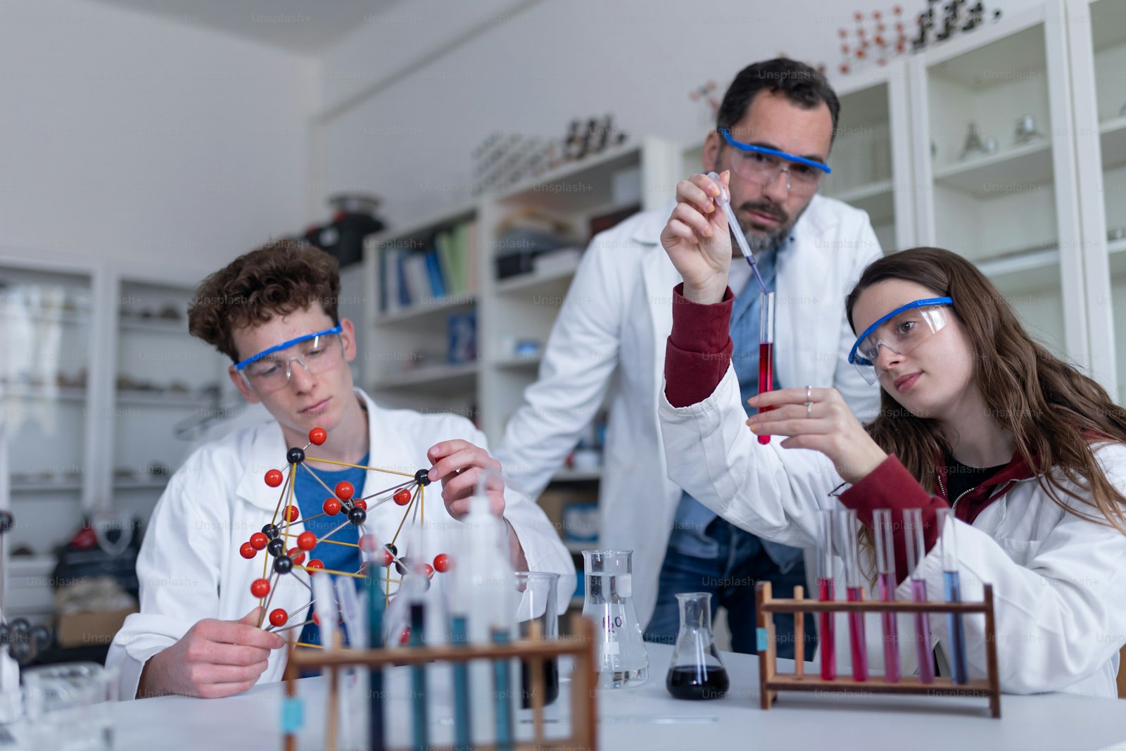 Professor dando aula em laboratório