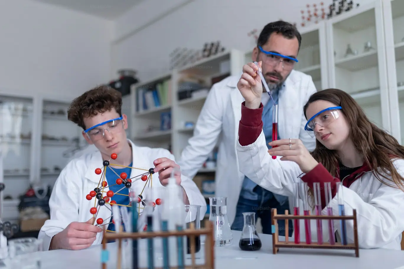 Professor dando aula em laboratório